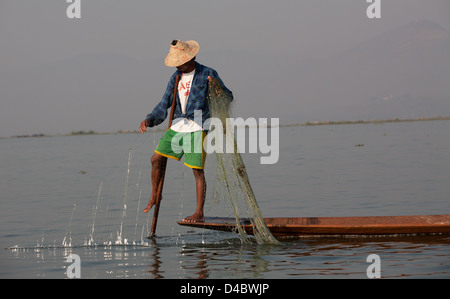 Intha pescatore di pesca sul Lago Inle, Myanmar (Birmania) Foto Stock