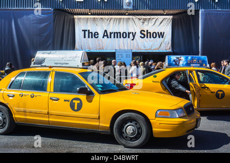 Artlovers entrare e lasciare la Armory Show su Pier 94 in New York Foto Stock