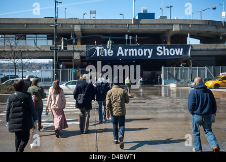 Artlovers entrare e lasciare la Armory Show su Pier 94 in New York Foto Stock