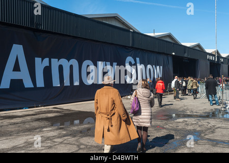 Artlovers entrare e lasciare la Armory Show su Pier 94 in New York Foto Stock