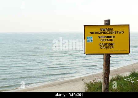 Hoff sul Mar Baltico, Polonia, multilingue segno di avvertimento sulla scogliera Foto Stock