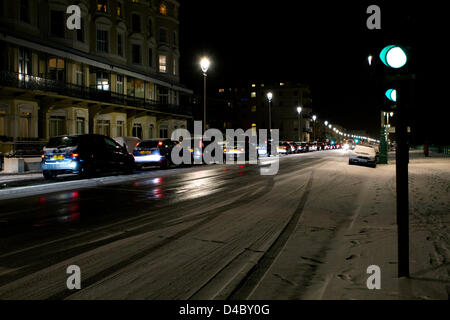 Brighton, Sussex, Regno Unito. Undicesimo Marzo 2013. Il traffico voce al di fuori della città si ferma in un enorme traffico causato da neve e ghiaccio in foglio lungo Marine Parade, la A259 coast road a Eastbourne. Alcuni driver ha preso più di cinque ore di viaggio appena 15 miglia da Brighton come condizioni invernali spazzato tutta la contea da est. Più la neve è la previsione e potrebbe portare ulteriori sofferenze per i pendolari. Credito: Peter Greenhalgh (UKpix.com) / Alamy Live News Foto Stock