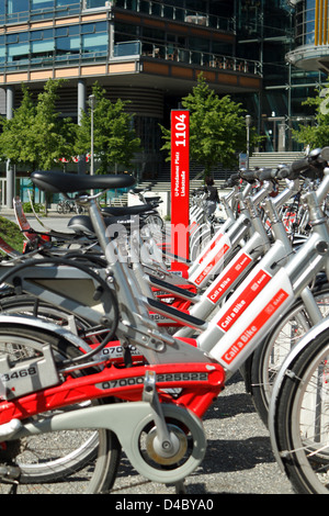 Berlino, Germania, pubblica Fahrradmietstation Deutsche Bahn Potsdamer Platz Foto Stock