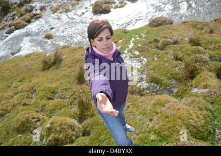 Giovane donna per chiedere aiuto a salire in montagna Foto Stock