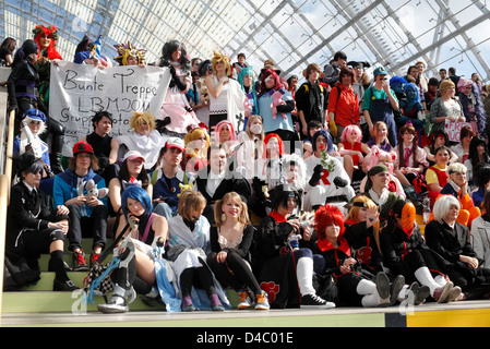 Leipzig, Germania, cosplayers nella hall di vetro del centro congressi alla Fiera del libro Foto Stock