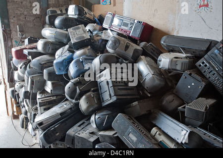 Amburgo, Germania, pile di vecchie apparecchiature stereo store in Rothenburgsort Foto Stock