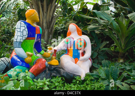 Adamo ed Eva 1985 da Niki de Saint Phalle (1930-2001) in corrispondenza del Garfield Park Conservatory. Chicago in Illinois IL USA Foto Stock