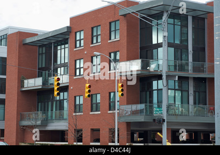 Moderno edificio di appartamenti in corrispondenza della zona di spigolo di Main St e 11 miglia in Royal Oak, Michigan, Stati Uniti d'America, un sobborgo urbano di Detroit, Mi. Foto Stock