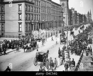 Fifth Avenue al mattino di Pasqua, New York City, circa 1900 Foto Stock