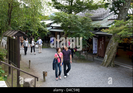 I visitatori godere di una passeggiata lungo un sentiero in ambito rurale del villaggio di montagna di Ohara, Kyoto, Giappone. Foto Stock