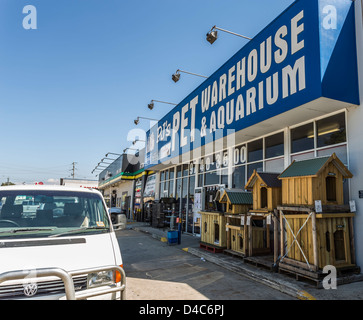 Alimentazione pet store nella zona suburbana di shopping center Foto Stock