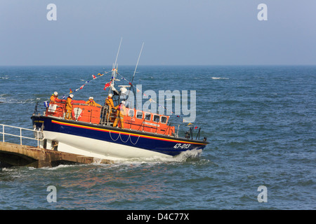 RNLI Tyne classe scialuppa di salvataggio "Robert e violetta' lancia dalla stazione di salvataggio di uno scalo in Moelfre Isola di Anglesey North Wales UK Foto Stock