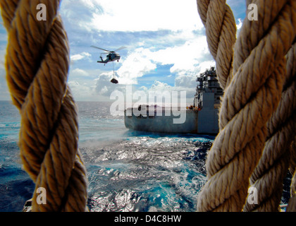 Un elicottero MH-60S Knighthawk conduce un rifornimento verticale (Vertrek) con cargo secco / munizioni nave USNS Richard E. Byrd (T-AKE 4) Foto Stock