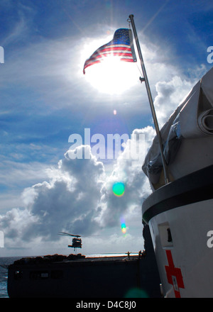 Un elicottero MH-60S Knighthawk conduce un rifornimento verticale (Vertrek) con cargo secco / munizioni nave USNS Richard E. Byrd (T-AKE 4) Foto Stock