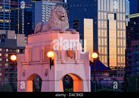 Leone di pietra sul Centro St. Bridge, centro di Calgary, Alberta, Canada Foto Stock