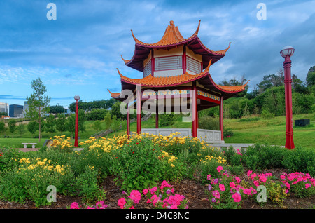 Pagoda nel Giardino Cinese, Louise McKinney Riverfront Park, Edmonton, Alberta, Canada Foto Stock