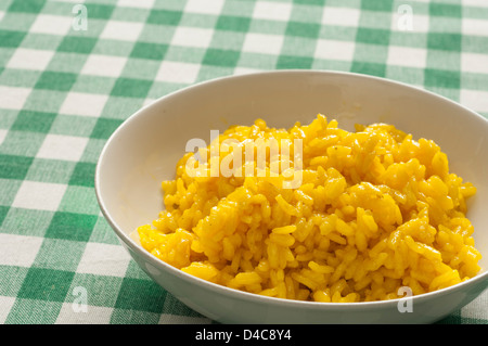 Vista ravvicinata della casalinga tipica italiana risotto alla milanese Foto Stock