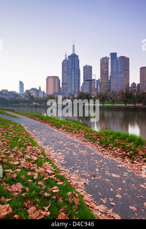 Vista d'Autunno lungo il fiume Yarra per lo skyline della citta' al tramonto. Melbourne, Victoria, Australia Foto Stock