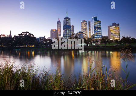 Vista sul Fiume Yarra a skyline della città al crepuscolo. Melbourne, Victoria, Australia Foto Stock