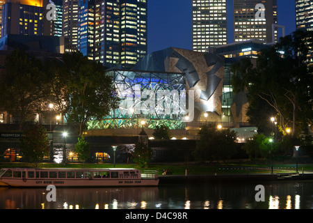 Vista sul Fiume Yarra per architettura di Federation Square di notte. Melbourne, Victoria, Australia Foto Stock