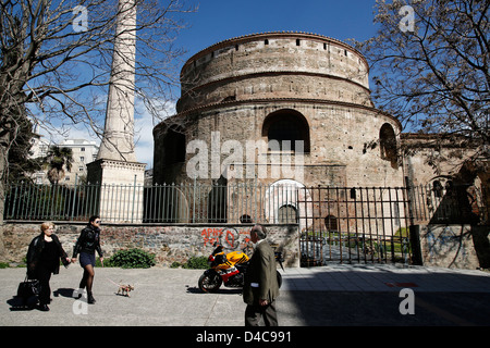 La gente cammina davanti alla rotonda di Galerio, un quarto secolo un monumento a Salonicco, Grecia. Foto Stock