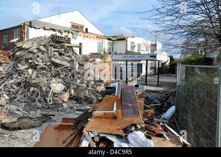 Demolizione in corso in un vecchio edificio di uffici in Ascot Foto Stock