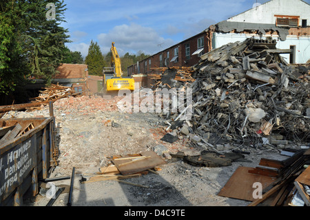 Demolizione in corso in un vecchio edificio di uffici in Ascot Foto Stock