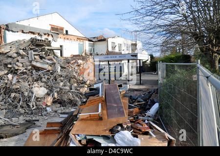 Demolizione in corso in un vecchio edificio di uffici in Ascot Foto Stock