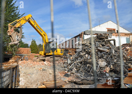 Demolizione in corso in un vecchio edificio di uffici in Ascot Foto Stock