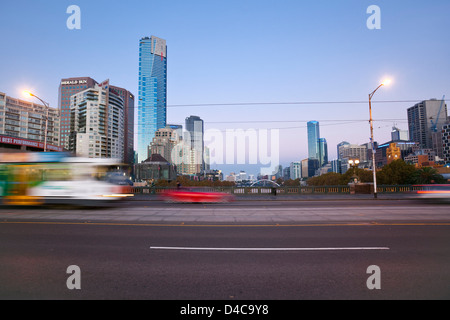 Il tram che attraversa il Princes ponte con Eureka Tower e dello skyline della città in background. Melbourne, Victoria, Australia Foto Stock