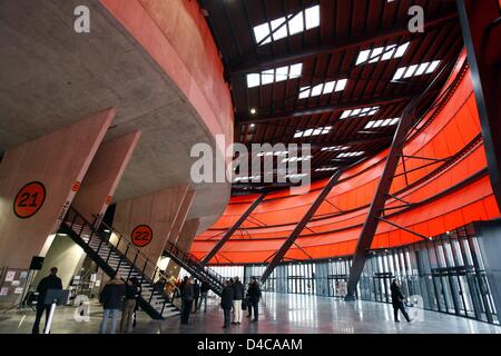 La lobby e della sala concerti 'Zenith', posti a sedere fino a 10.000 persone, visto a Strasburgo, Francia, 03 gennaio 2008. 80 milioni di euro edificio, disegnato dall'architetto Massimiliano Fuksas, sarà inaugurato oggi. I suoi 600 metri di piazza grande stadio non solo musicale host ma anche sport eventi e conferenze. Zenith del primo concerto gratuito sarà dato da artisti francesi su 0 Foto Stock