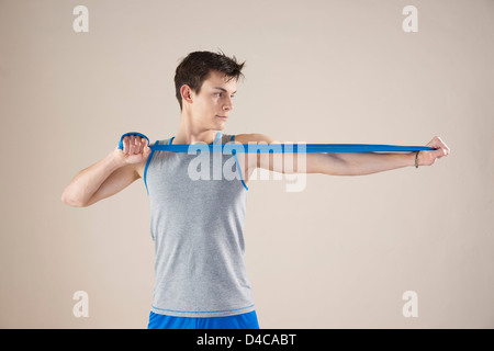 Giovane uomo di formazione con un cinturino di ginnastica Foto Stock