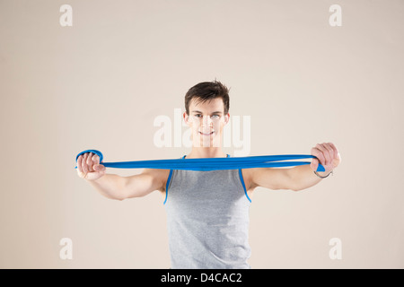 Giovane uomo di formazione con un cinturino di ginnastica Foto Stock