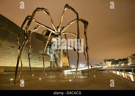 Louise Bourgeois' spider-scultura "ama" è visibile nella parte anteriore del Museo Guggenheim a Bilbao, Spagna, 24 ottobre 2007. Foto: Bodo segna Foto Stock