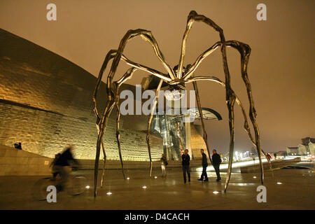 Louise Bourgeois' spider-scultura "ama" è visibile nella parte anteriore del Museo Guggenheim a Bilbao, Spagna, 24 ottobre 2007. Foto: Bodo segna Foto Stock