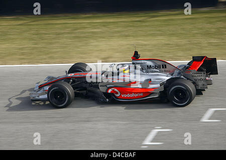 Spagnolo test pilota Pedro de la Rosa manzi il nuovo Vodafone McLaren Mercedes MP4-23 racing car durante il primo test presso il cicuito de Jerez pista di Jerez, Spagna, 09 gennaio 2008. La vettura è stata presentata al pubblico di Stoccarda il 07 gennaio. Foto: Daimler Benz Foto Stock