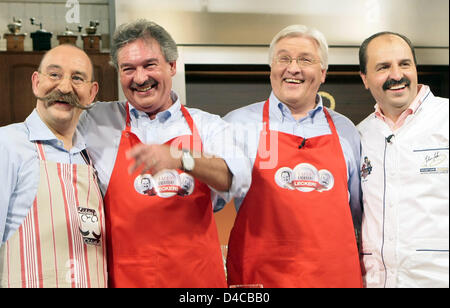 Il Ministro degli esteri tedesco Frank-Walter Steinmeier (2-L) e il suo omologo di Lussemburgo, Jean Asselborn, pongono con cuochi celebrità Johann Lafer (R) e Horst Lichter (L) durante la registrazione di tv-show 'Lafer! Licher! Lecker!' ad Amburgo, Germania, 09 gennaio 2008. Una volta alla settimana due illustri ospiti di preparare il cibo con le due stelle cuochi Lafer e Lichter. L episodio con Steinmeier un Foto Stock