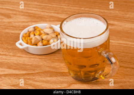 La birra sul bancone bar con dadi assortiti, un classico spagnolo Foto Stock