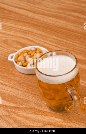 La birra sul bancone bar con un antipasto croccante Foto Stock