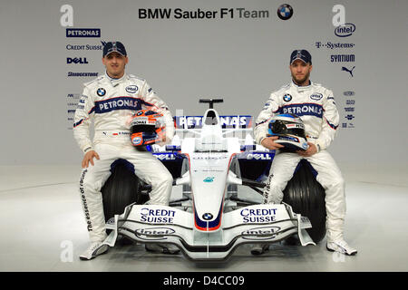 Formula Uno piloti Nick Heidfeld (R) dalla Germania e Robert Kubica (L) dalla Polonia pongono dietro la nuova BMW Sauber auto di Formula Uno 'F1.08' a Monaco di Baviera, Germania, il 14 gennaio 2008. Foto: GERO BRELOER Foto Stock