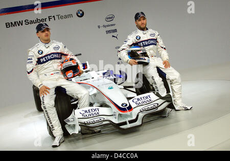 Formula Uno piloti Nick Heidfeld (R) dalla Germania e Robert Kubica (L) dalla Polonia pongono dietro la nuova BMW Sauber auto di Formula Uno 'F1.08' a Monaco di Baviera, Germania, il 14 gennaio 2008. Foto: GERO BRELOER Foto Stock