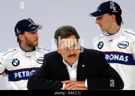 Formula Uno piloti Nick Heidfeld (L) dalla Germania e Robert Kubica (R) dalla Polonia e la BMW Sauber Formula One team director Mario Theissen (C) mostrato durante la presentazione della nuova BMW Sauber F1.08' auto di Formula Uno a Monaco di Baviera, Germania, il 14 gennaio 2008. Foto: GERO BRELOER Foto Stock