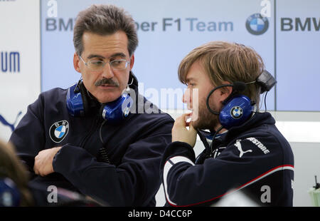 Tedesco di Formula One driver Nick Heidfeld della BMW Sauber (R) e direttore di BMW Motorsport, Tedesco Mario Theissen, parlare prima che il nuovo 'F1.08' è fuori per un test drive sul circuito di Valencia, Spagna, 15 gennaio 2008. La nuova vettura di F1 è stata presentata il giorno precedente a Monaco di Baviera, Germania. Foto: GERO BRELOER Foto Stock