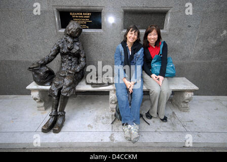 (Dpa) file il file immagine datata agosto 2007 mostra due turisti seduta accanto alla statua per Eleanor Rigby, ampiamente noti all'omonimo brano dei Beatles, Liverpool, Regno Unito. Liverpool, elencati sul sito Patrimonio Mondiale dell'UNESCO elenco dal 2004, è la capitale europea della cultura 2008. Foto: Guenter Schenk Foto Stock