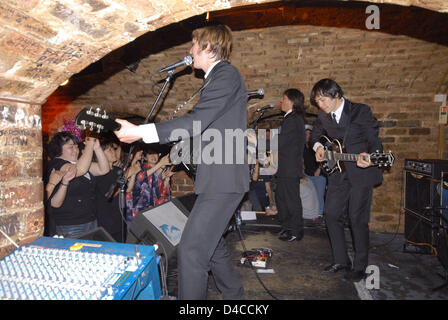 (Dpa) file il file immagine datata agosto 2007 mostra una Beatles cover band dal Giappone oscillazione del leggendario Cavern Club di Liverpool, Regno Unito. Liverpool, elencati sul sito Patrimonio Mondiale dell'UNESCO elenco dal 2004, è la capitale europea della cultura 2008. Foto: Guenter Schenk Foto Stock