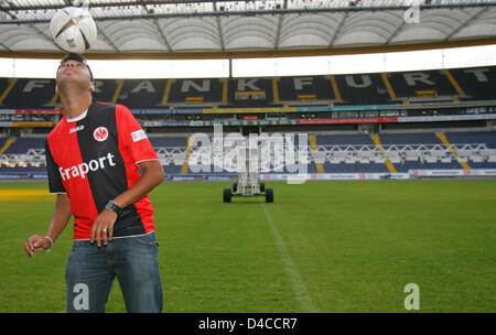 Bundesliga club Eintracht Frankfurt è di nuovo firmato trequartista Caio gioca con la palla durante la sua presentazione ufficiale presso Commerzbank-Arena stadium di Francoforte sul Meno, Germania, 16 gennaio 2008. Il 21-anno-vecchio penned a quattro anni di contratto con Eintracht Francoforte. Foto: UWE ANSBACH Foto Stock