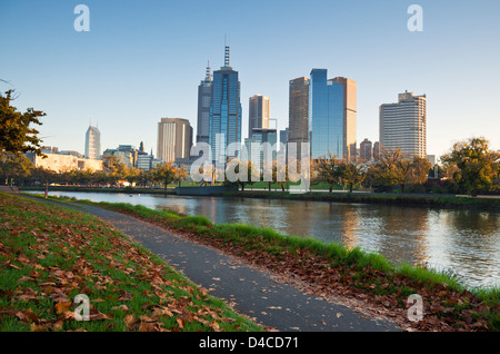 Vista d'Autunno lungo il fiume Yarra per skyline della città all'alba. Melbourne, Victoria, Australia Foto Stock