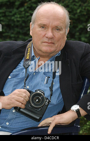 Il fotografo di moda Peter Lindbergh mostrato con una macchina fotografica in mano dopo il ZDF-programma TV "Volle Kanne - Servizio taeglich' a Duesseldorf in Germania, 18 gennaio 2008. Lindbergh, che vive a Parigi, è venuto a Duesseldorf per promuovere il documentario TV "ein Leben - Peter Lindbergh' ('My vita - Peter Lindbergh") da Werner Raeune. Inoltre 'Galerie Mayer' in Duesseldorf, dove L Foto Stock