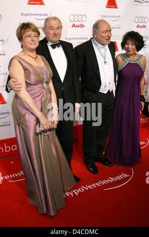 Il Primo Ministro bavarese Guenther Beckstein (2-R), sua moglie Marga (L), SPIO presidente Steffen Kuchenreuther (2-R) e sua moglie Soo Leng (R) arrivano per la trentacinquesima film tedesco palla in Monaco di Baviera, Germania, 19 gennaio 2008. Alcuni 1.000 ospiti sono stati invitati alla cerimonia di glamour. Foto: VOLKER DORNBERGER Foto Stock