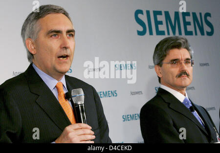 Peter Loescher (L), amministratore delegato di Siemens e il CFO di Siemens Joe Kaeser (R) parlare con i giornalisti prima della società assemblea generale a Monaco di Baviera, Germania, 24 gennaio 2008. La maggioranza del consiglio non sarà probabilmente exonarated perché la corruzione scandalo, nel fuoco della riunione generale, non è ancora completamente chiarito. Foto: Matthias Schrader Foto Stock